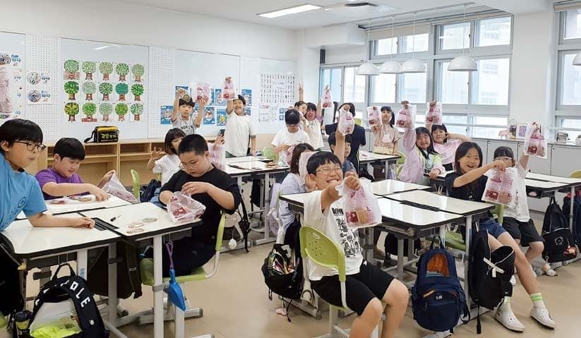 회사소개서에 실린 학생들의 만들기 결과물