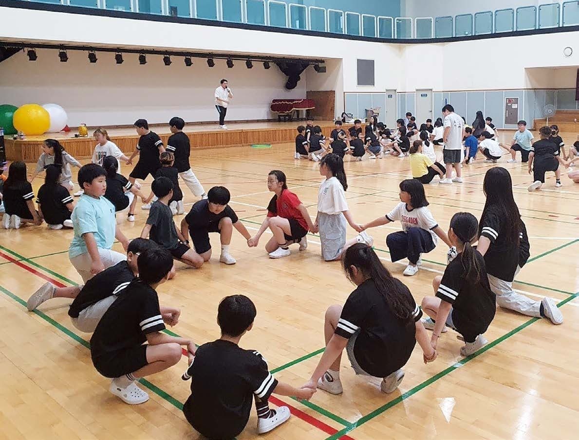 회사소개서에 실린 체육관 협동놀이 활동